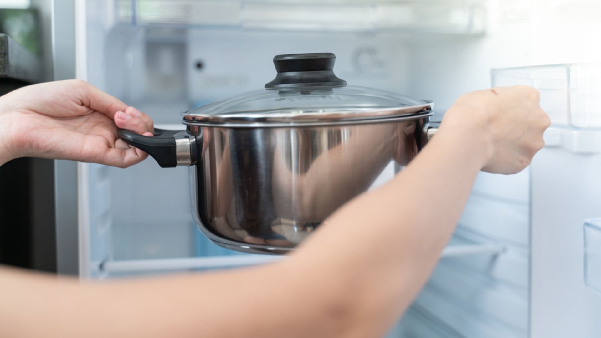 Sıcak yemekler hemen dolaba konur mu?