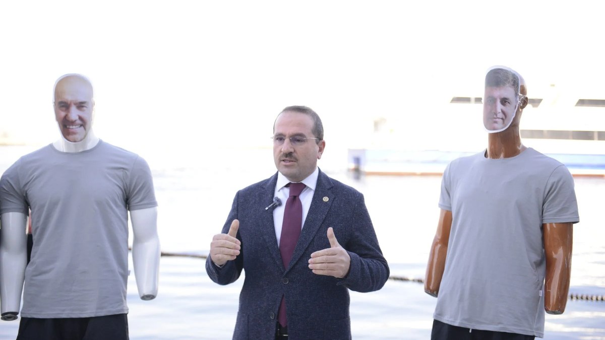 Yaşar Kırkpınar’dan İzmir Körfezi kirliliğine maketli tepki
