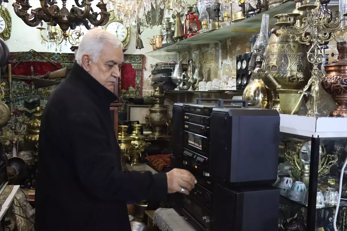 Emekli Öğretmenin Antika Tutkusu