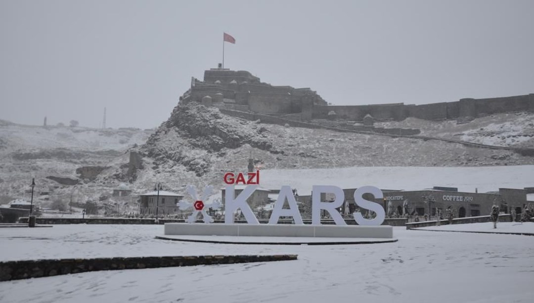 Kars’ta kar aniden bastırdı, tipi zor anlar yaşattı