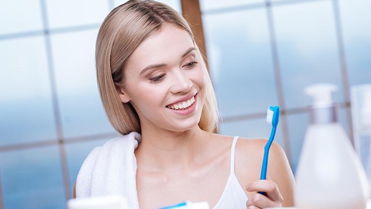 Evde beyazlatan hata yapıyor! Meğer dişi eritiyormuş, fırça da suçlu